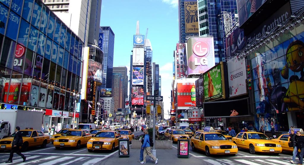 Bíl ekið upp á gangstétt á Times Square: Einn látinn