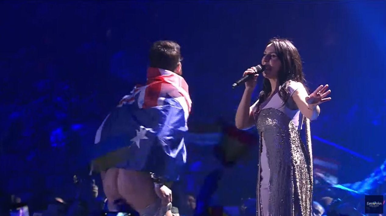 Áhorfandi stökk upp á svið og beraði rassinn í Eurovision