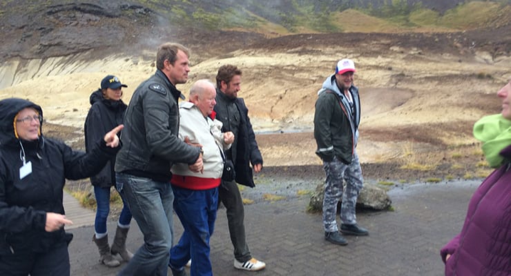 Gerard Butler og Halli Hansen koma öldruðum ferðamanni til hjálpar