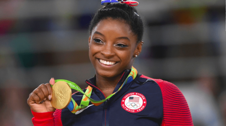 Simone Biles: „Ég er líka ein af þeim sem lifði það af að vera kynferðislega misnotuð af Larry Nassar“