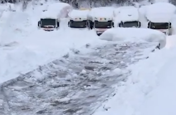 Ef ykkur finnst snjóa MIKIÐ hjá okkur núna - þá ættuð þið að sjá hvernig það er í Austurríki! - MYNDBAND