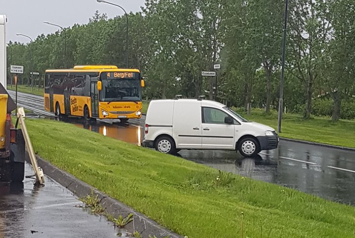 Það var smá bobbi í BREIÐHOLTINU - Bíll rann og blokkeraði akrein í Arnarbakkanum! - MYND