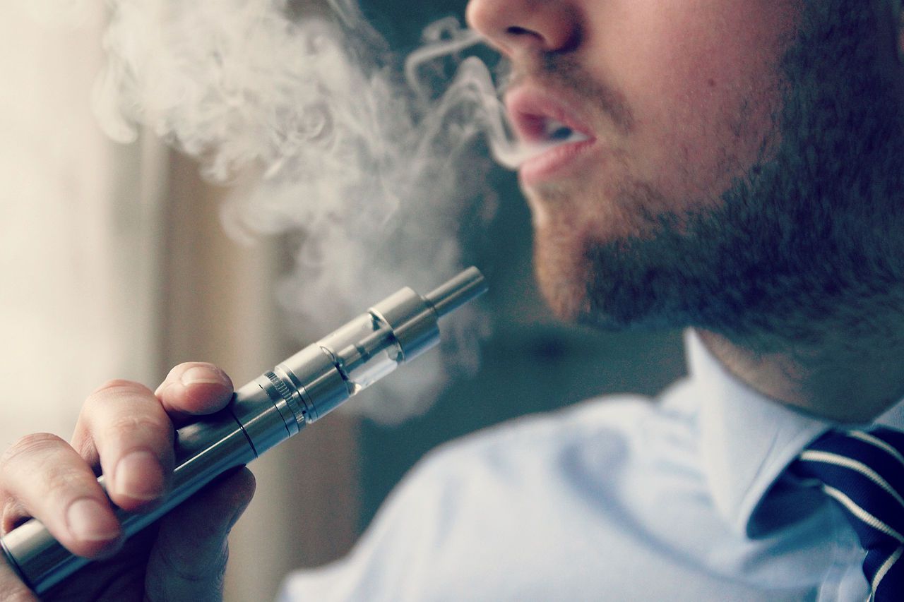 Krabbameinsrannsóknir benda til að það sé öruggara að vape-a en að reykja - Myndband