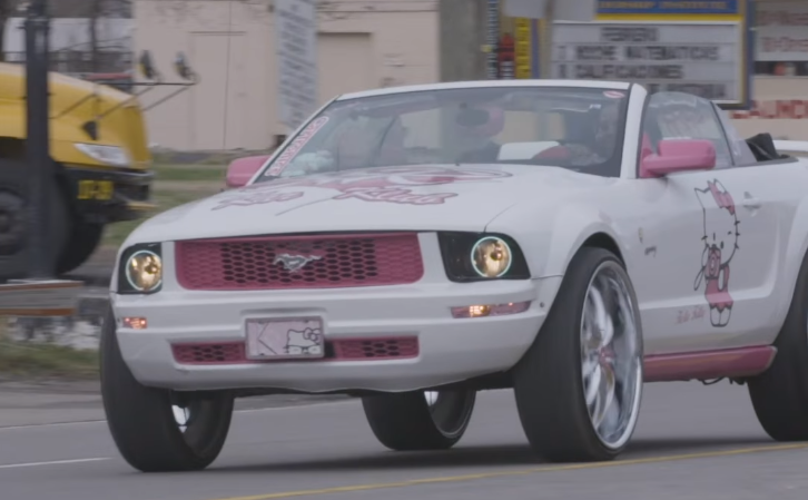 Breytti Mustang blæjubíl í Hello Kitty paradís - 