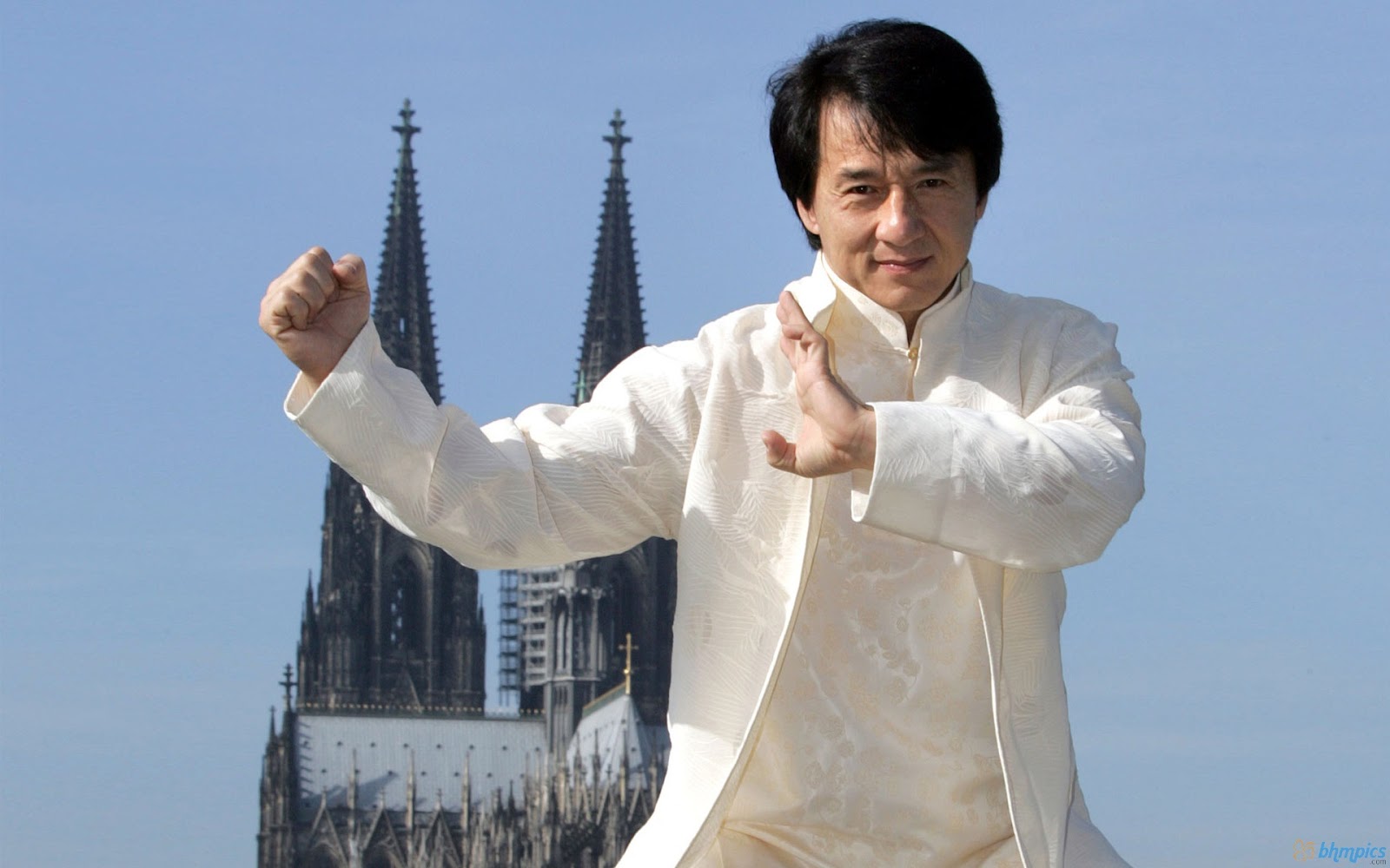 Jackie Chan býr í húsi eins og maður sér í BÍÓMYNDUNUM! - Með helling af leyniherbergjum!