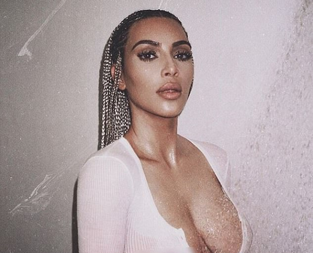 Kim Kardashian póstaði mynd af sér berbrjósta á Twitter - Keyrir áfram Freethenipple - MYNDIR