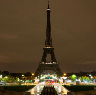 Ljósin tekin af Eiffel turninum