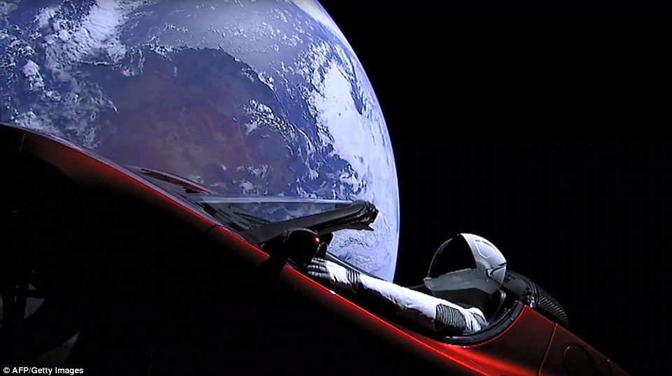 Elon Musk sendi Tesla bílinn sinn út í GEIM og hann stefnir nú á Mars - SpaceX geimskutlan sýndi sig og sannaði - MYNDIR