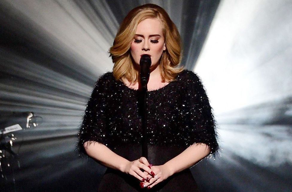 Adele fann eitthvað SKRÍÐA upp löppina sína í miðju lagi! - Og hún brjálaðist! - Myndband