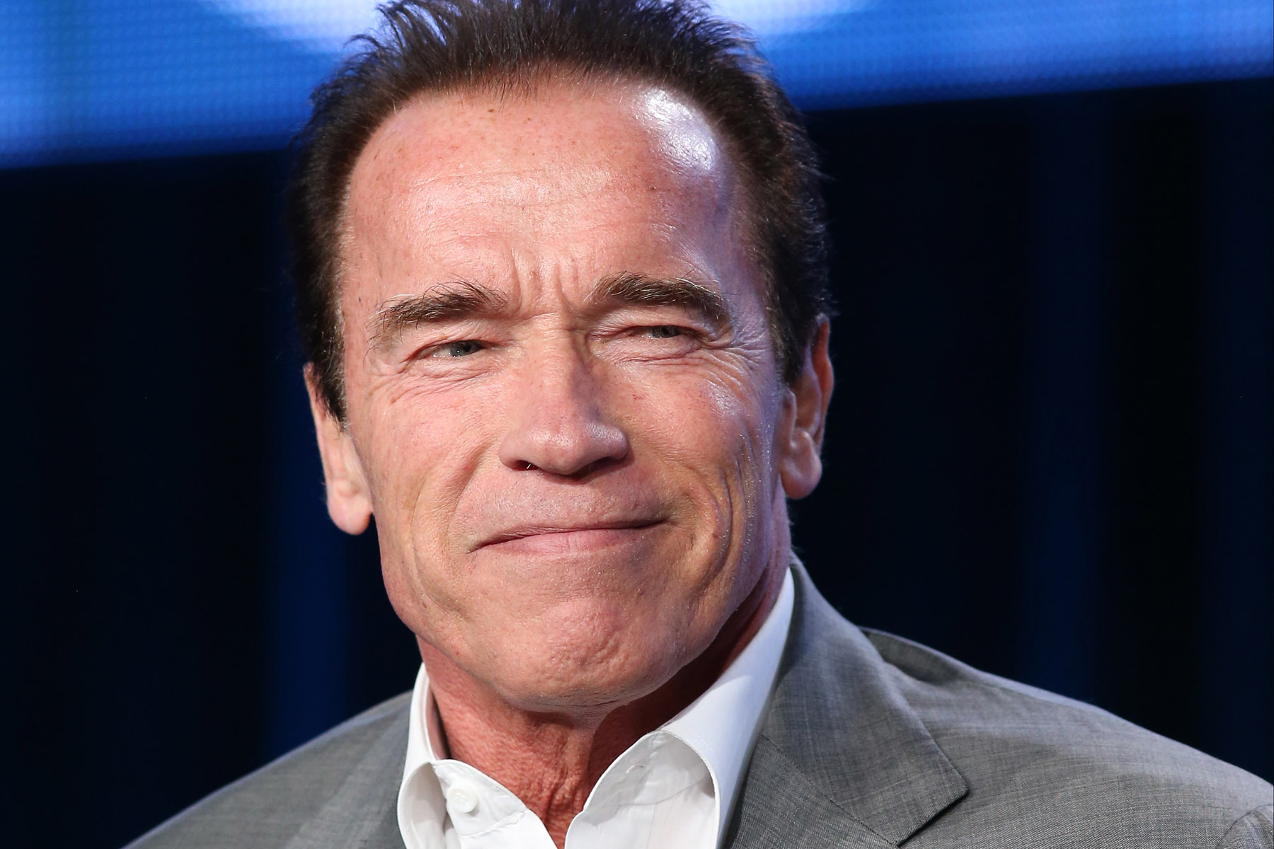 Arnold Schwarzenegger tekur Donald Trump á TEPPIÐ! - Láttu hann heyra það! - MYNDBAND