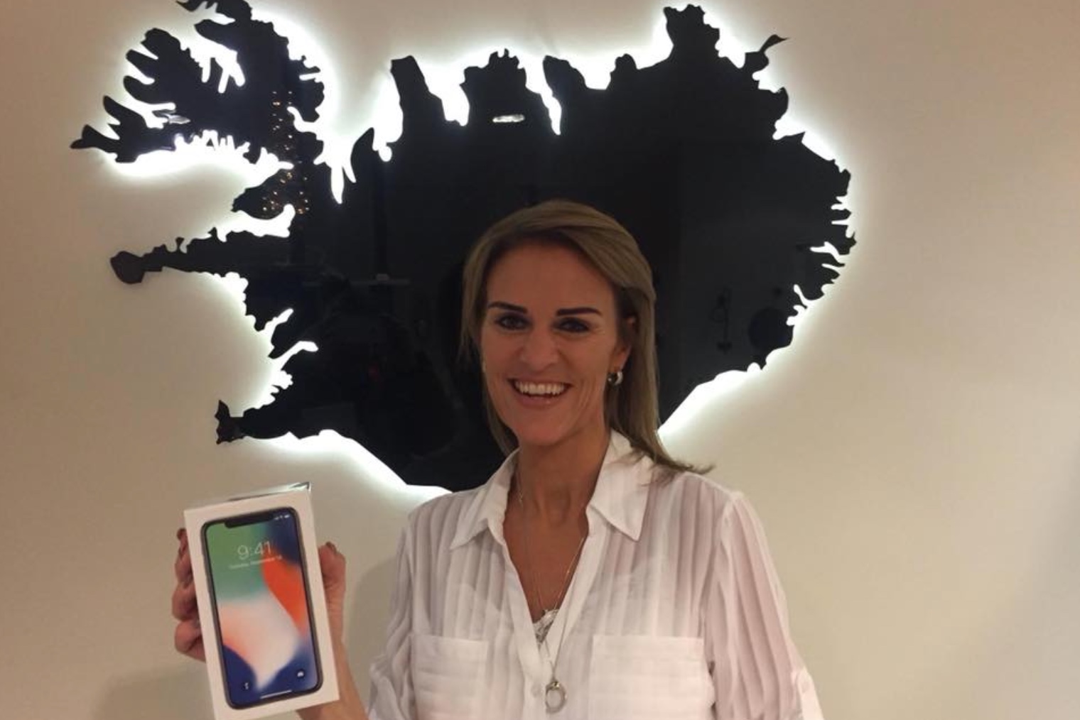 Starfsmenn Betsson komu Rakel á óvart í vinnunni með nýjum iPhone X - Þökk sé eiginmanninum!