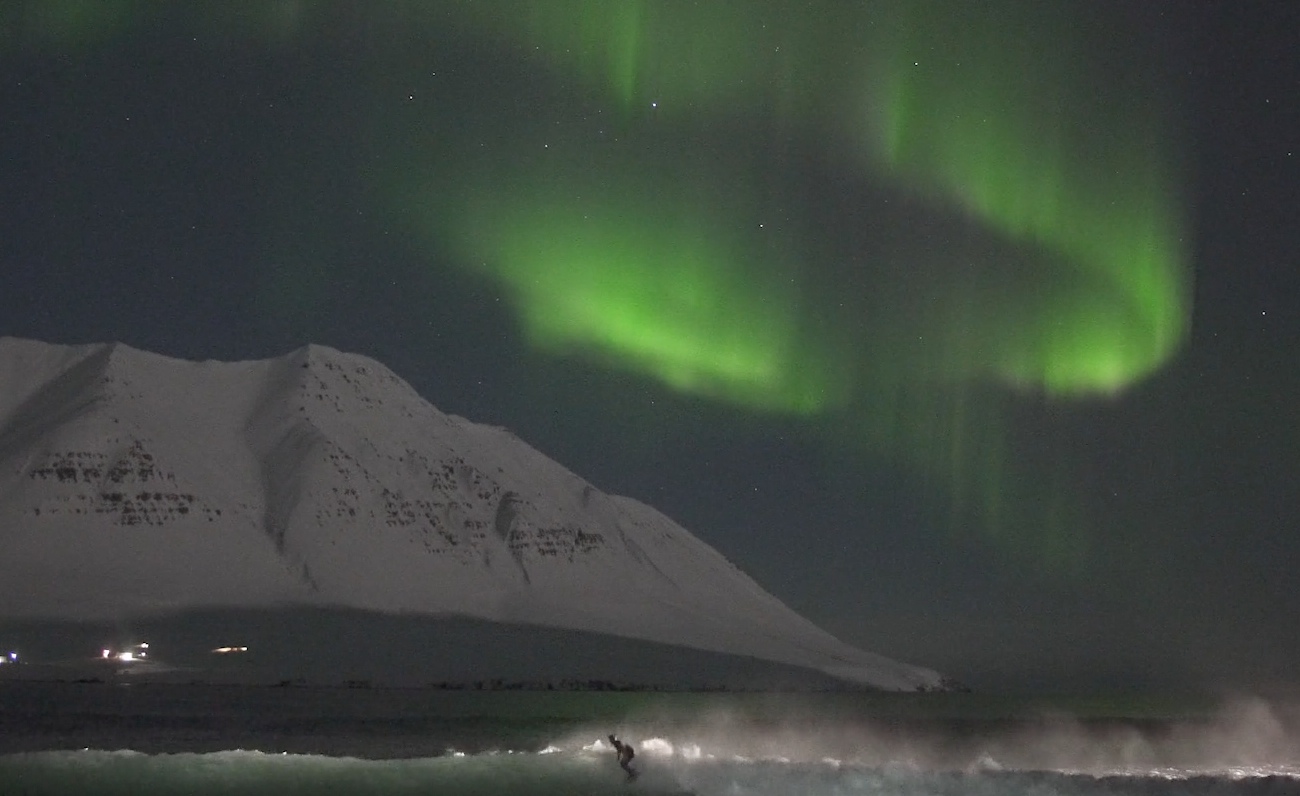 Á brimbretti undir NORÐURLJÓSUNUM! - Svaðaleg stikla af íslenskum sörfurum