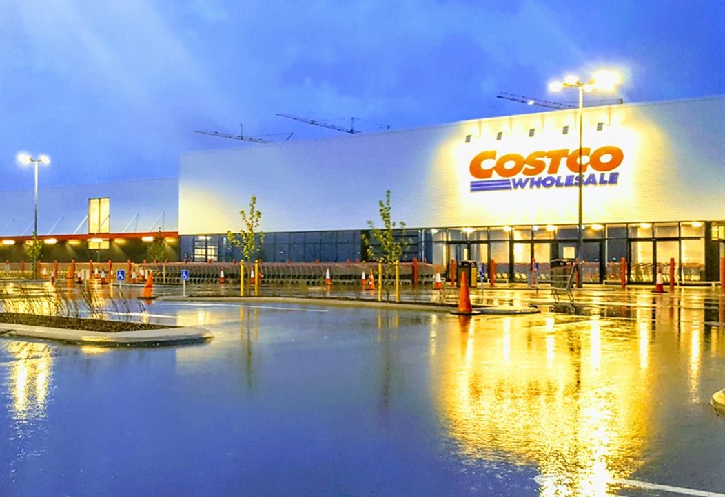 Hún HRAUNAÐI yfir gesti Costco á Facebook - 