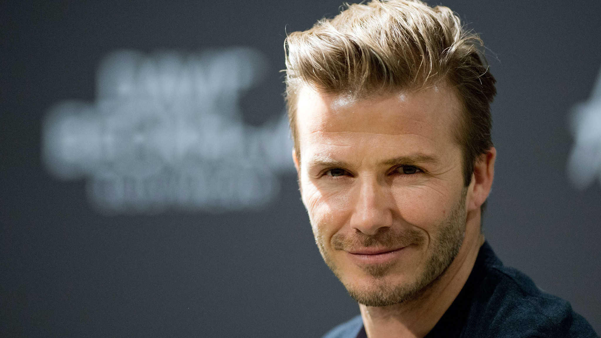 David Beckham ber að ofan á ströndinni í Malibu - Er þetta nýja pabba lúkkið? - Myndir