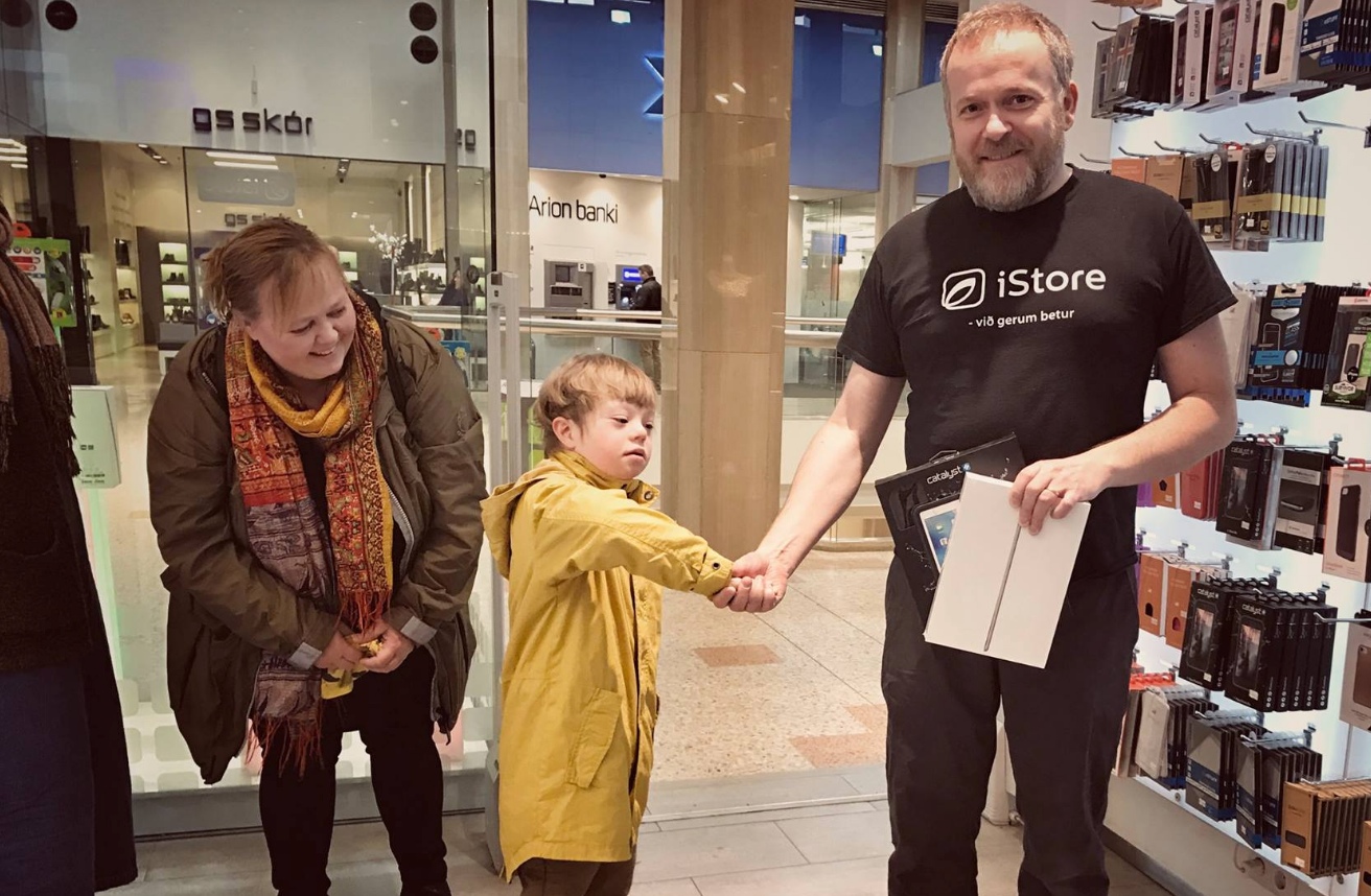 iStore notaði Alþjóðlega Downs daginn til að gera 53. góðverkið fyrir langveik börn