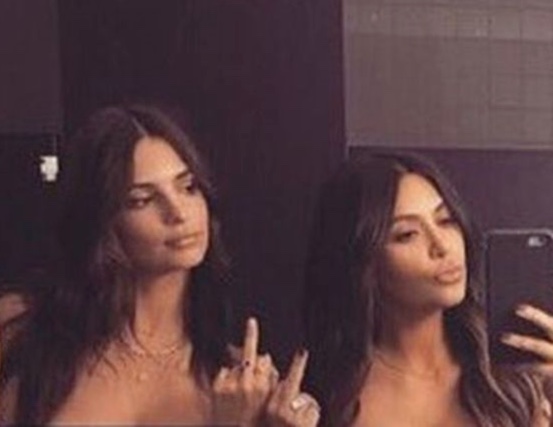 Emily Ratajkowski og Kim Kardashian tóku djarfa mynd af sér saman inn á BAÐHERBERGI!