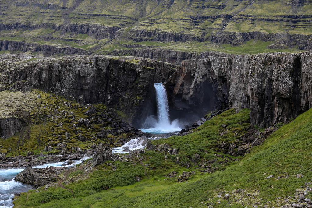 Flestir sjá bara FOSS - Sérð þú álfkonuna og tröllið? - MYND