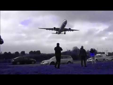 Flugvél lenti í Dublin á meðan FELLIBYLURINN Ophelia gekk yfir! - Sjáðu myndbandið!