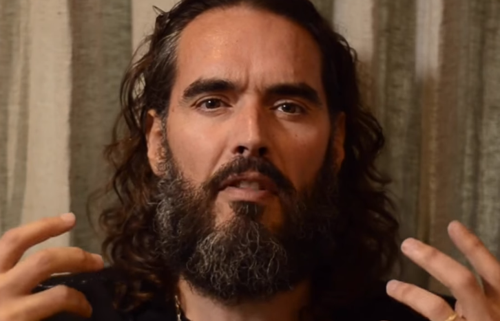 Vilt þú losna undan GRÆÐGI á öllum sviðum? - Russell Brand veit um örugga en erfiða lausn! - MYNDBAND