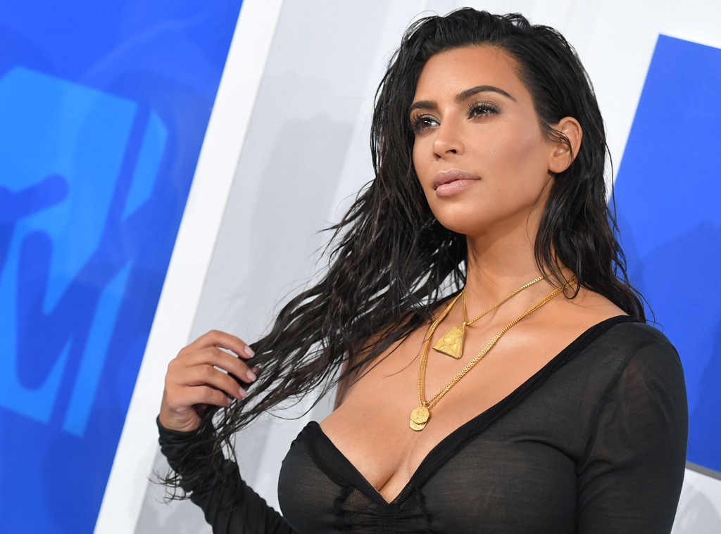 Kim Kardashian deildi DJARFRI mynd af sér á Instagram! - Pósar upp í tré!