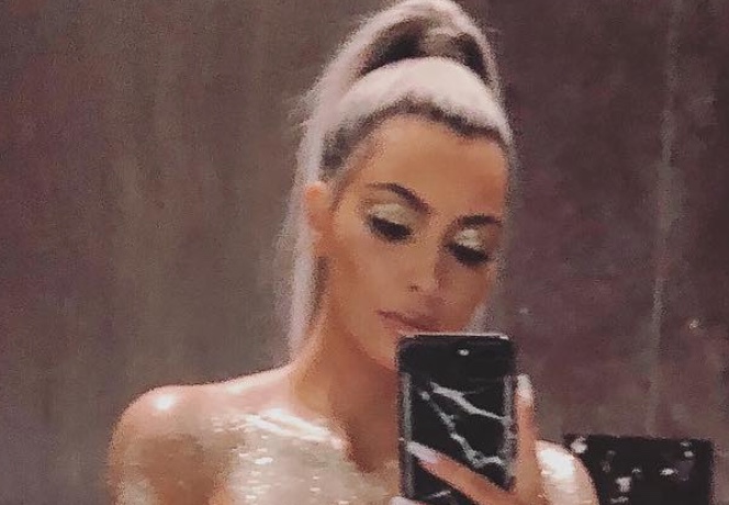 Kim Kardashian tók AFTUR mynd af sér naktri í klósettspegilinn - Núna með glimmer!