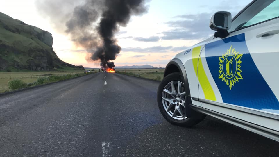 Það kviknaði í bíl með tveim farþegum rétt hjá Vík í Mýrdal -