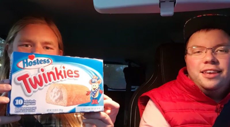 Maggi Mix fríkaði út þegar hann smakkaði TWINKIES - Viðbrögðin eru sjúklega fyndin!