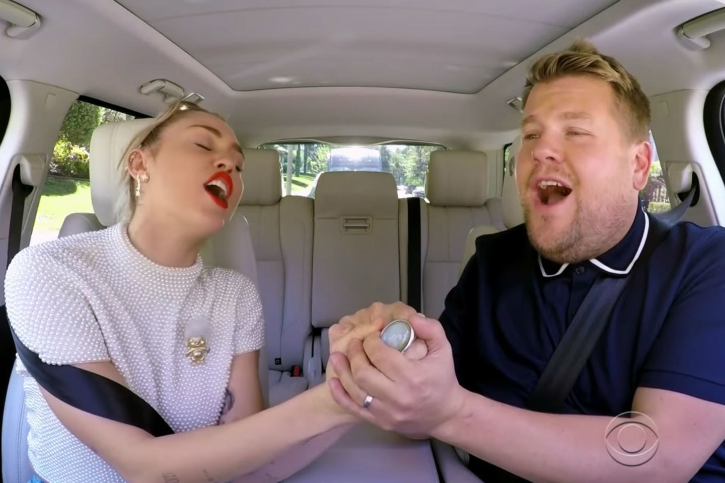 Miley Cyrus fór á kostum í Carpool Karaoke! - Sjáðu MYNDBANDIÐ!