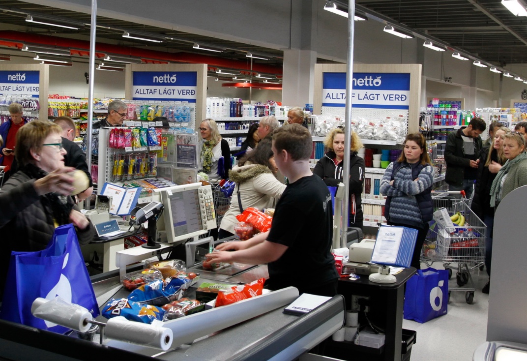 Jóhanna upplifði jólakraftaverk í Nettó - Fimm karlar LYFTU bílnum hennar úr bobba!