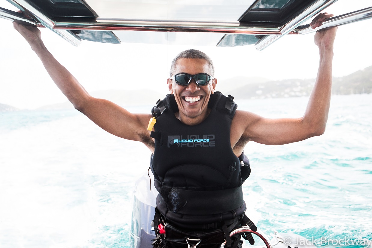 Obama er að elska það að vera ekki lengur FORSETI ! - Fór á sjóbretti með Richard Branson!