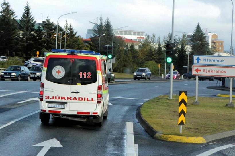 Svona bregst fólk í mismunandi löndum við SJÚKRABÍLUM!