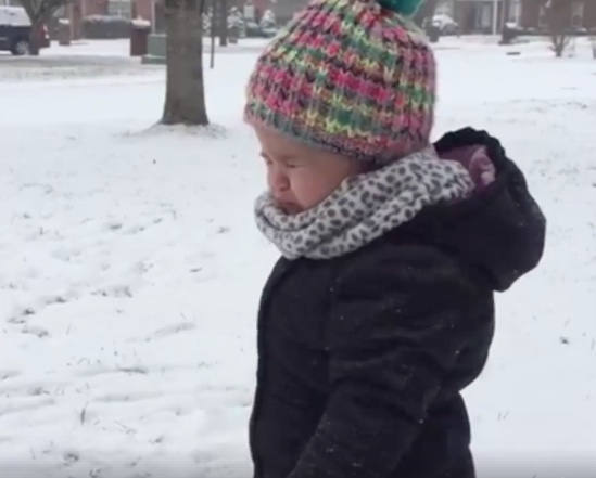 Nú er stutt í VETURINN! - Eru fleiri jafn spenntir og þessi stelpa fyrir snjónum?