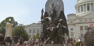 Djöfladýrkendur afhjúpa stytttu af Baphomet fyrir framan ríkisþinghúsið í Arkansas