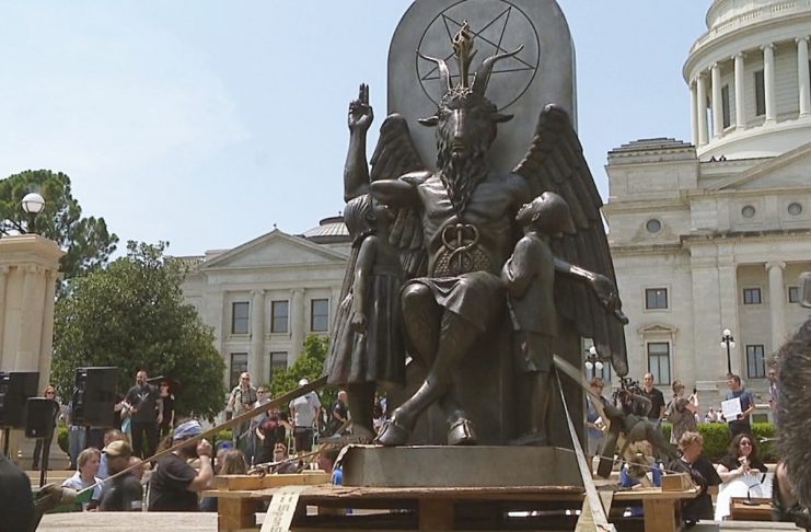 Djöfladýrkendur afhjúpa stytttu af Baphomet fyrir framan ríkisþinghúsið í Arkansas