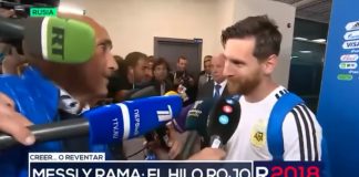 Messi með heillagripinn sem hann gaf honum um ökklann