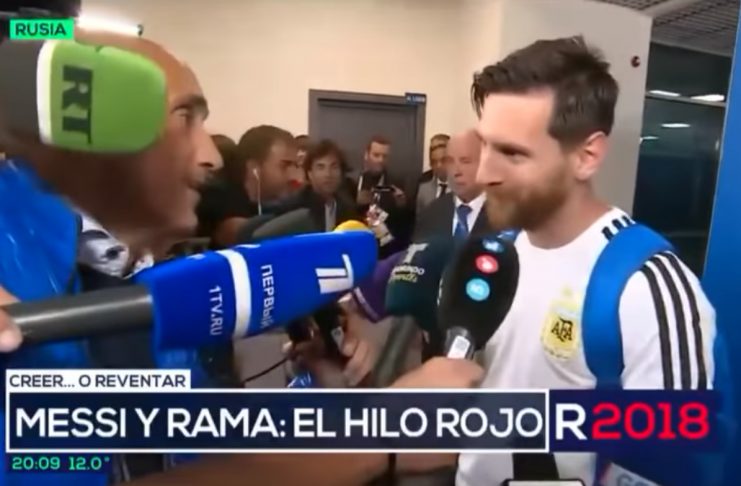 Messi með heillagripinn sem hann gaf honum um ökklann