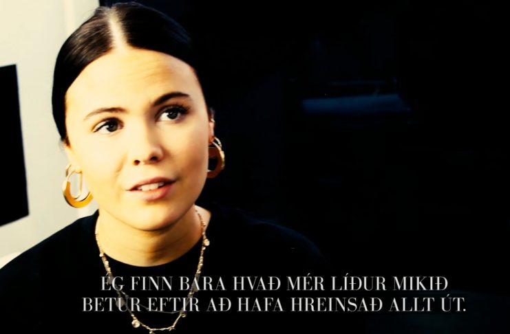 Young Karin kíkir á húðflúrstofuna Memoria (myndband)